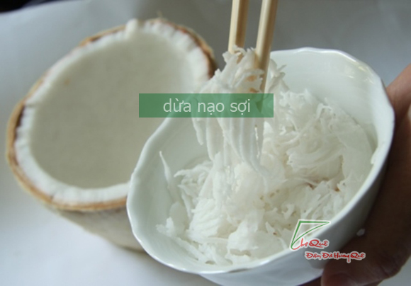 Dừa nạo sợi tươi ngon chuẩn bị cho món xôi lá cẩm